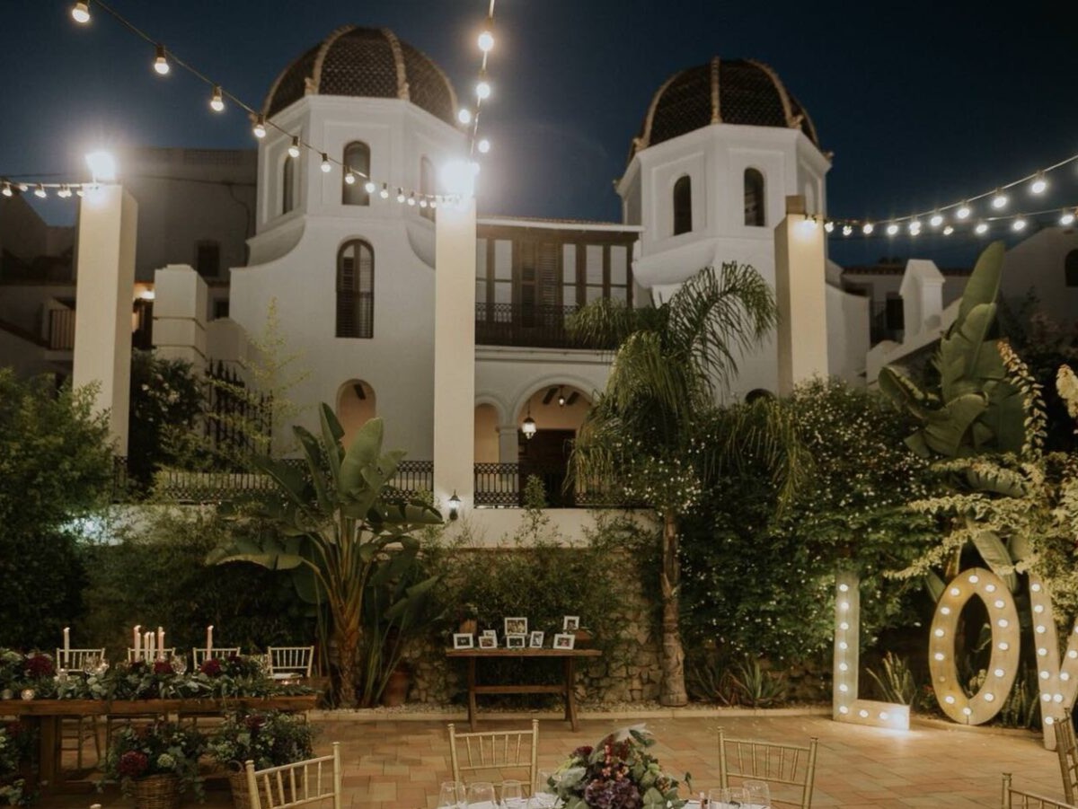 fachada casa por la noche con love 1536x1039